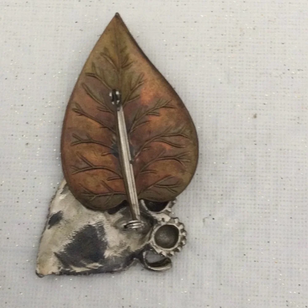 Woman’s Vintage Brooch lives up to the very elegant look. Color sliver & brass